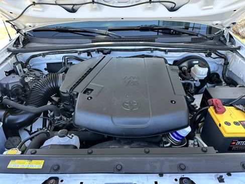 Used 2015 Toyota Tacoma w/ SR5 Package image 15