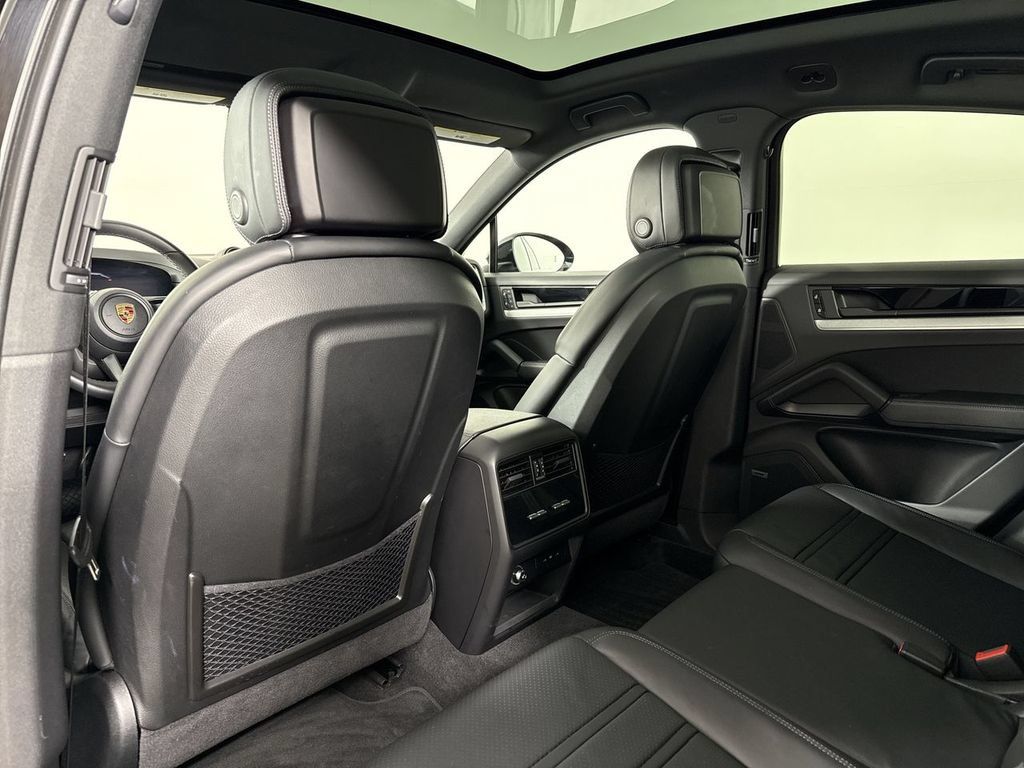 Certified 2024 Porsche Cayenne Coupe AWD/4WD image 25