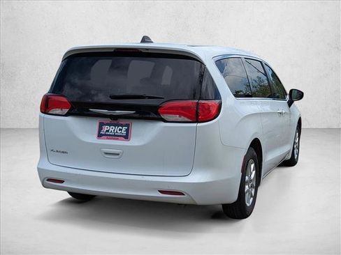 Used 2022 Chrysler Voyager LX FWD image 5