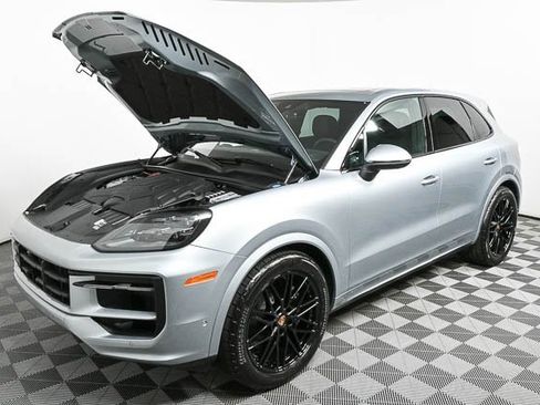 Certified 2025 Porsche Cayenne image 33