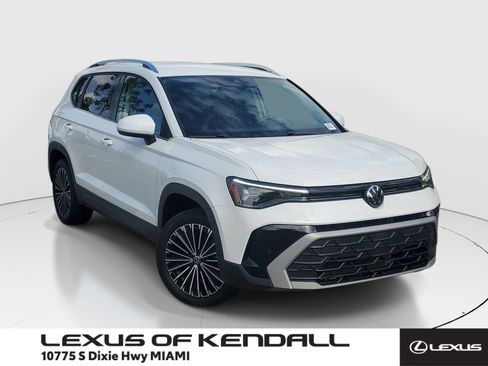 Used 2025 Volkswagen Taos SE FWD image 1
