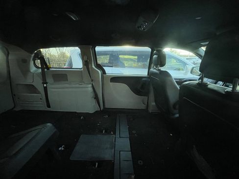 Used 2019 Dodge Grand Caravan SXT image 6