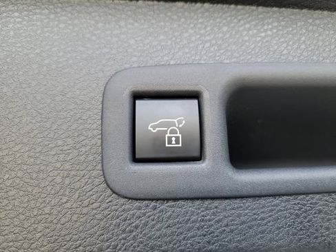 Used 2025 Toyota Sienna XLE FWD image 7
