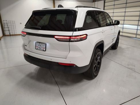 Used 2024 Jeep Grand Cherokee Altitude image 13