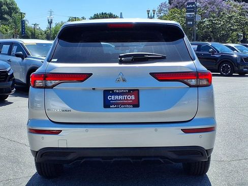 Used 2024 Mitsubishi Outlander ES FWD image 3