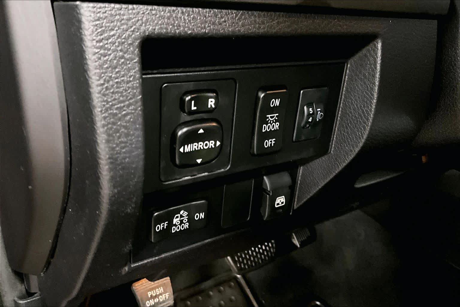 Used 2016 Toyota Tundra SR5 w/ SR5 Upgrade Package AWD/4WD image 32
