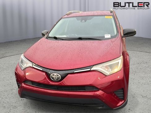 Used 2018 Toyota RAV4 LE FWD image 4