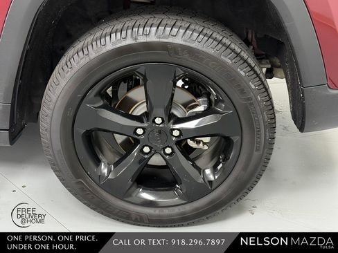 Used 2023 Jeep Grand Cherokee Altitude AWD/4WD image 12