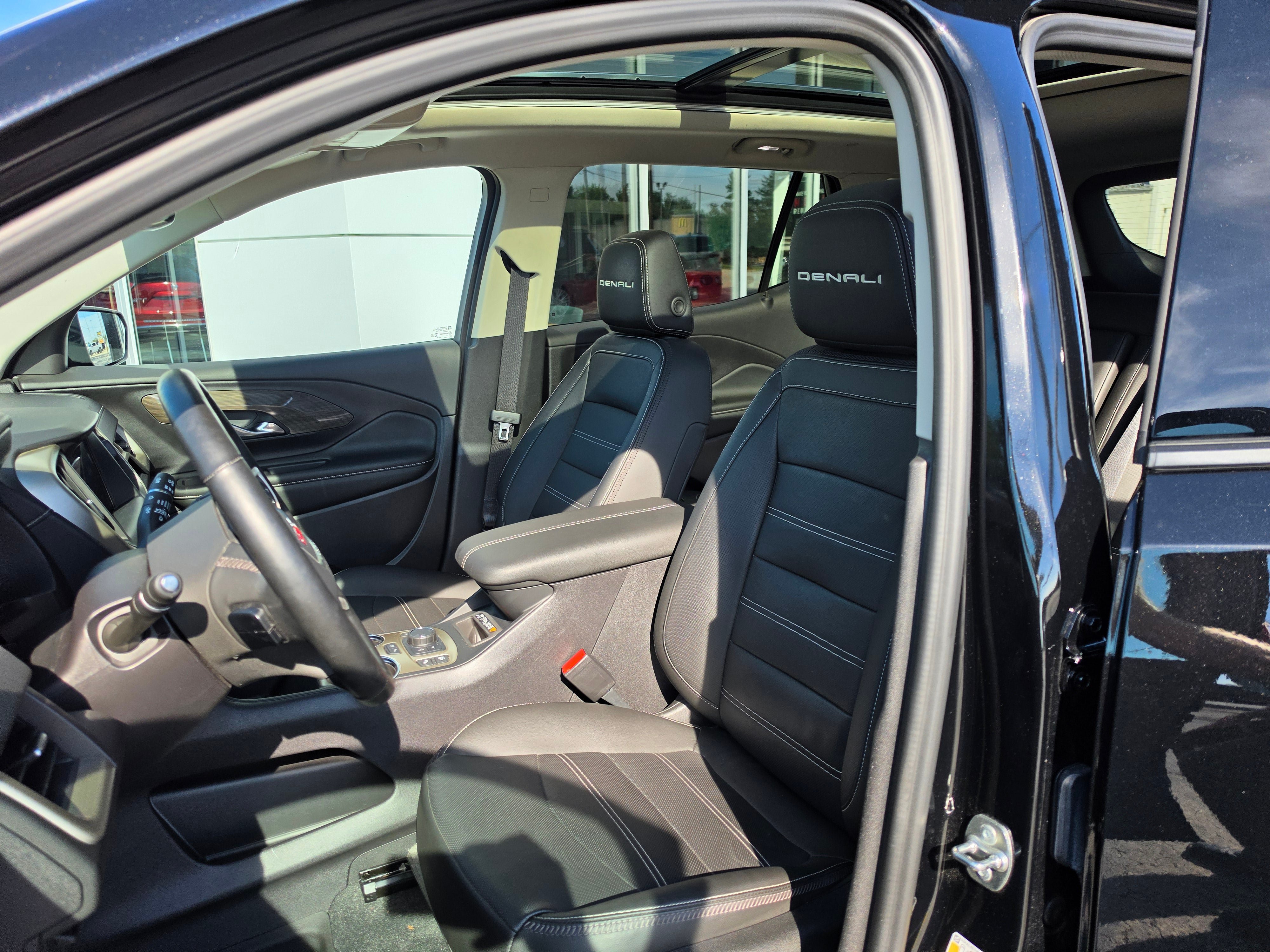 Used 2024 GMC Terrain Denali w/ Denali Premium Package AWD/4WD image 9