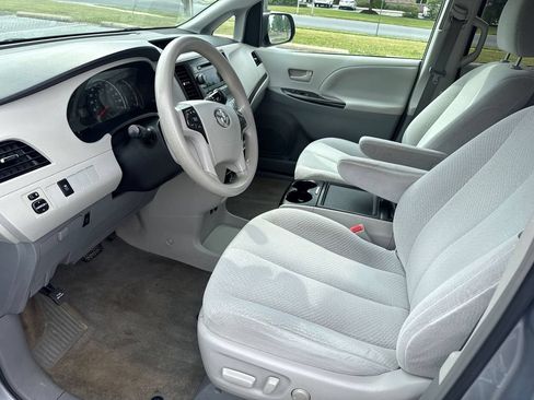 Used 2013 Toyota Sienna LE FWD image 9