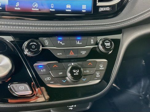 New 2027 Chrysler Pacifica Select AWD/4WD image 9