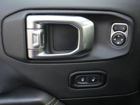Used 2025 Jeep Wrangler Unlimited Sahara AWD/4WD image 15