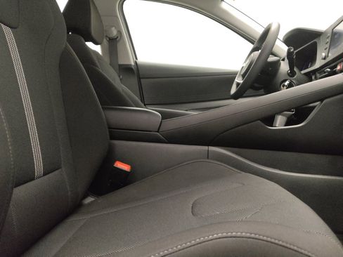 Used 2025 Hyundai Elantra SE FWD image 21