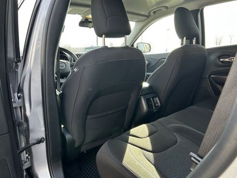 Used 2019 Jeep Cherokee Latitude w/ Cold Weather Group image 16