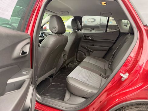 Used 2025 Chevrolet Trax LT FWD image 12