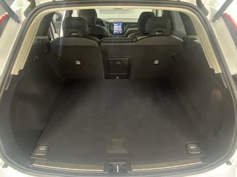 Used 2025 Volvo XC60 B5 Plus image 9
