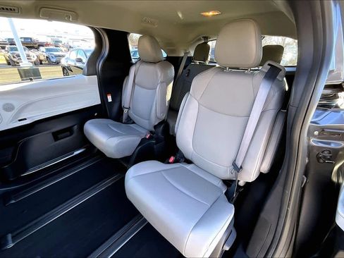 Used 2025 Toyota Sienna XLE image 20