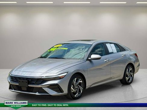 Used 2025 Hyundai Elantra SEL FWD image 4