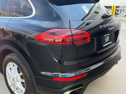 Used 2016 Porsche Cayenne w/ Premium Package AWD/4WD image 12