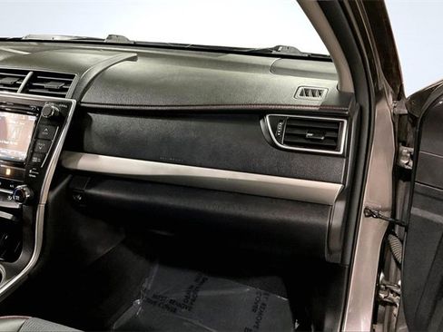 Used 2016 Toyota Camry SE image 17