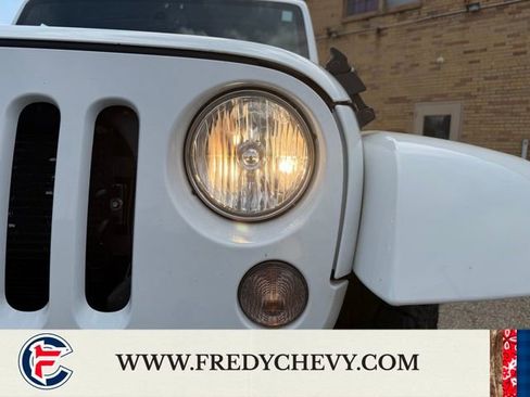 Used 2015 Jeep Wrangler Unlimited Sahara image 38