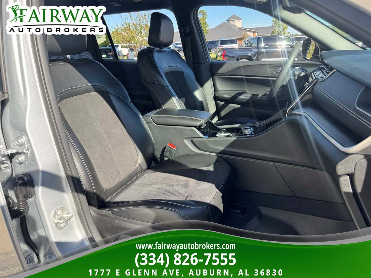 Used 2023 Jeep Grand Cherokee L Laredo AWD/4WD image 12