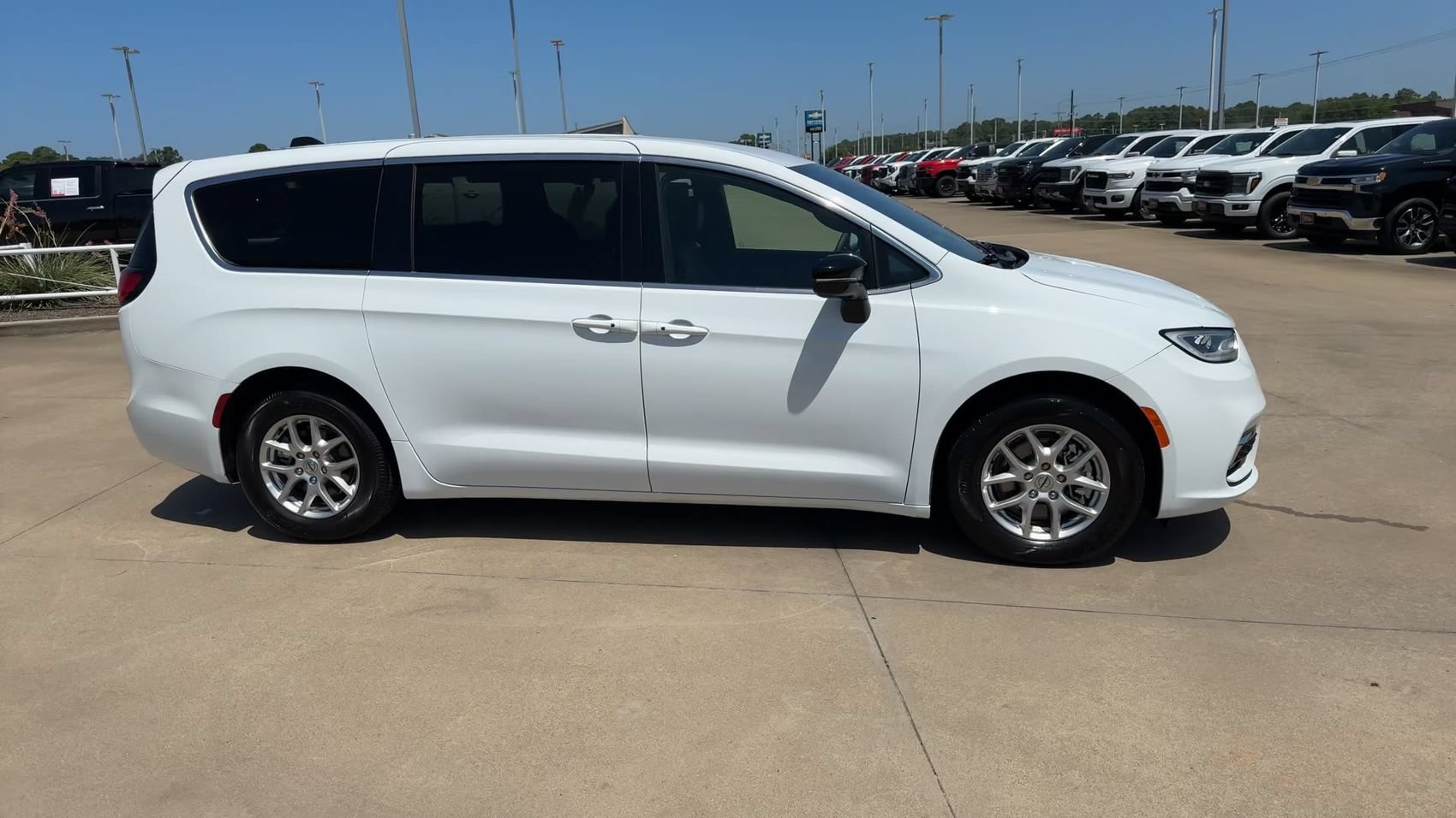 Used 2025 Chrysler Pacifica Select FWD image 2