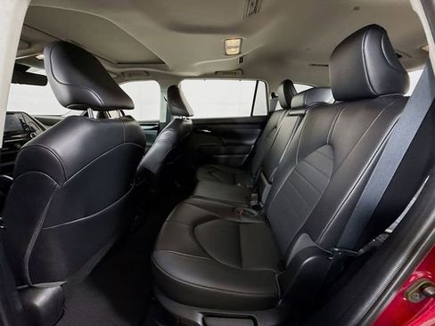 Used 2022 Toyota Highlander XLE image 9