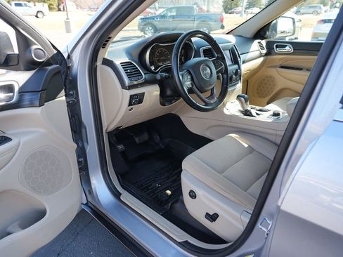 Used 2020 Jeep Grand Cherokee Laredo image 13