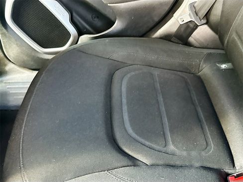 Used 2018 Jeep Renegade Latitude image 29