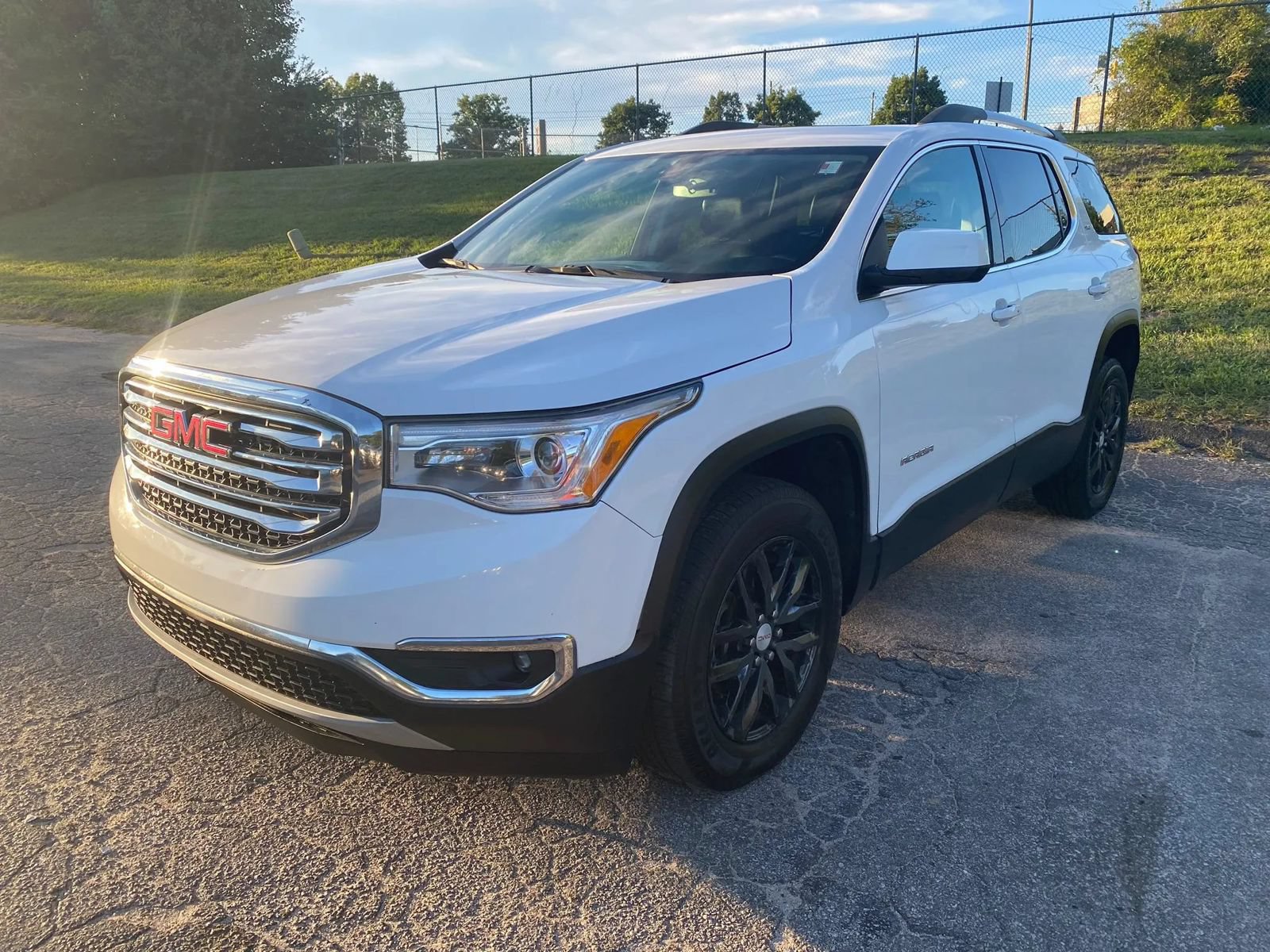 Used 2019 GMC Acadia SLT AWD/4WD image 1