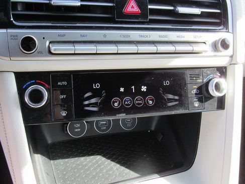 Used 2025 Genesis G70 2.5T image 17