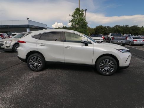 Used 2022 Toyota Venza image 11