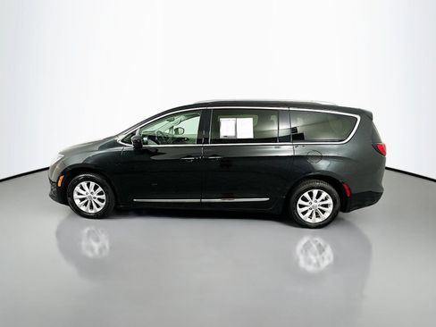 Used 2020 Chrysler Pacifica Touring-L FWD image 4