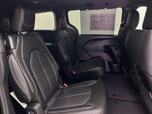 New 2026 Chrysler Pacifica Select AWD/4WD image 22