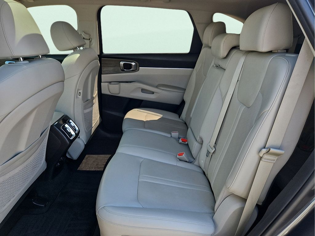 Used 2023 Kia Sorento S w/ Panoramic Sunroof Package AWD/4WD image 10