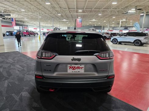 Used 2019 Jeep Cherokee Trailhawk AWD/4WD image 5