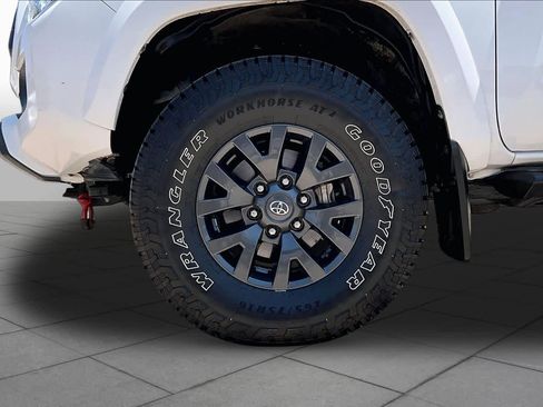 Used 2022 Toyota Tacoma SR5 RWD image 11