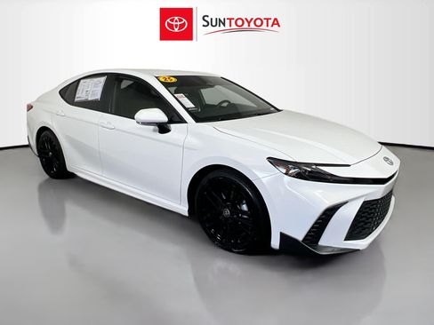 Used 2025 Toyota Camry SE FWD image 1