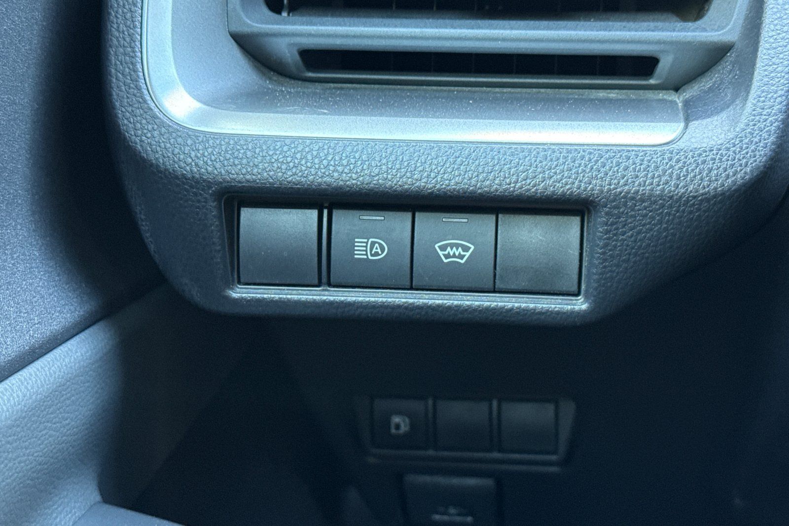 Used 2025 Toyota Prius LE FWD image 32