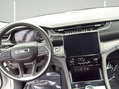 Used 2023 Jeep Grand Cherokee Limited AWD/4WD image 16