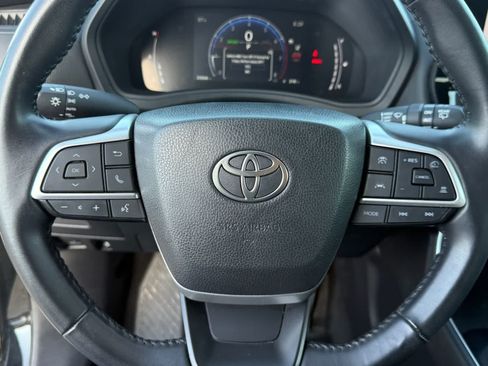 Used 2025 Toyota Grand Highlander AWD image 18