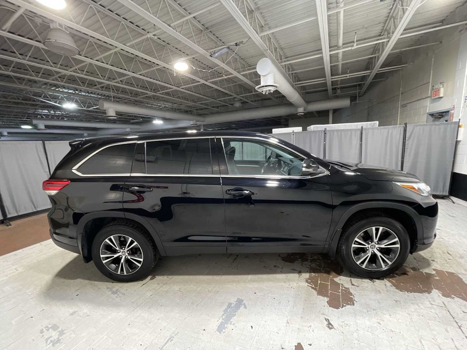 Used 2019 Toyota Highlander LE AWD/4WD image 27
