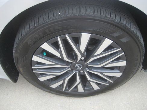Used 2024 Nissan Altima 2.5 SV AWD/4WD image 10