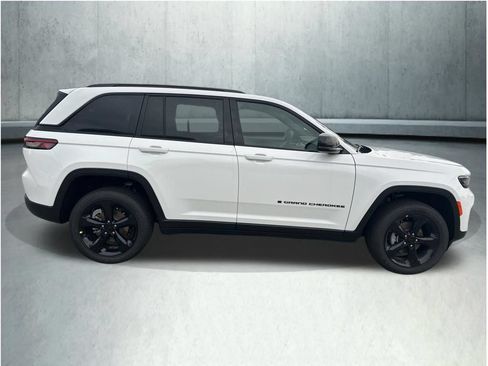 New 2025 Jeep Grand Cherokee Altitude AWD/4WD image 7