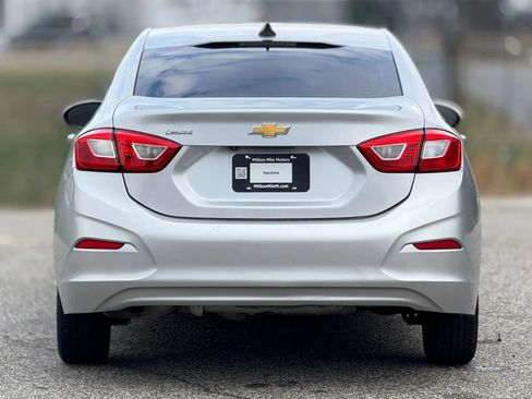 Used 2018 Chevrolet Cruze LS image 4