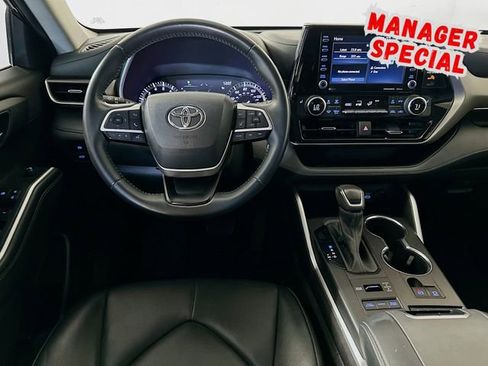 Used 2022 Toyota Highlander XLE AWD/4WD image 24