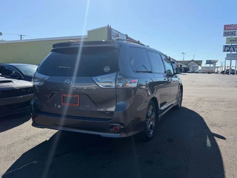 Used 2015 Toyota Sienna SE Premium image 12
