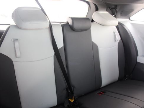 Used 2021 Toyota Sienna XSE w/ XSE Plus Package AWD/4WD image 17