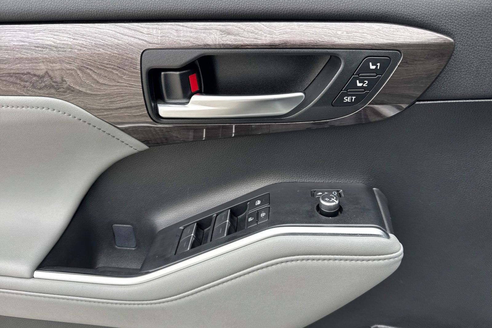 Used 2023 Toyota Highlander Platinum FWD image 11